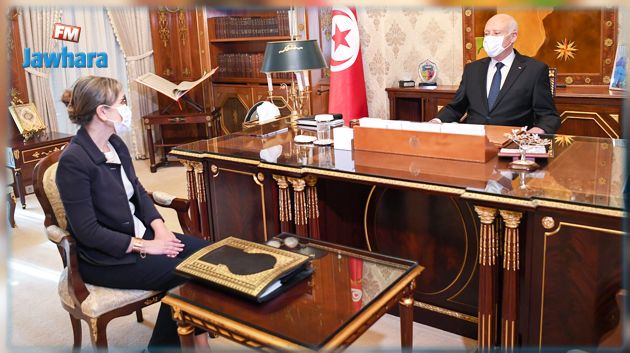 رئيس الجمهورية يقبل أول استقالة في حكومة بودن