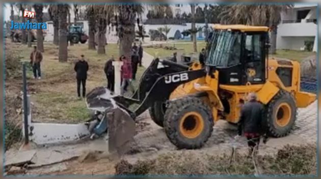 وقفة احتجاجية في بلدية سوسة اثر قرار إزالة إحداثات لنزل على الشريط الساحلي 