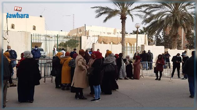 محتجون يمنعون الموظفين بولاية قبلي من الدخول إلى مقر عملهم