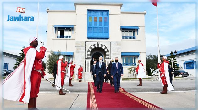 وزير الدفاع يلتقي نظيره الإيطالي في القاعدة العسكرية بالعوينة