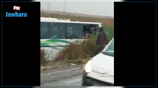 انزلاق حافلة بسبب الامطار 