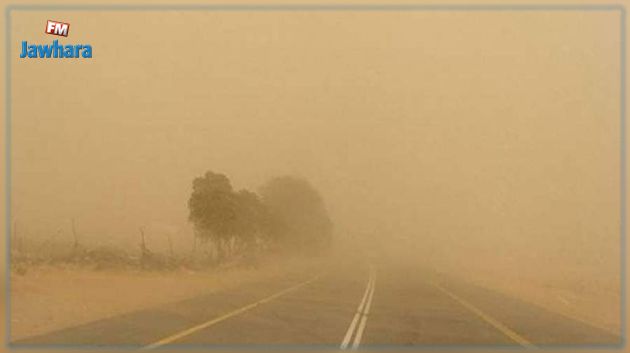 رياح قوية مثيرة للأتربة خاصة بالجنوب