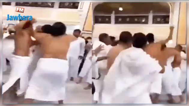 داخل المسجد الحرام : شجار وتبادل للعنف بين معتمرين (فيديو)