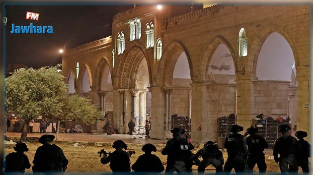 قوات الاحتلال تعتدي على المصلين في المسجد الأقصى