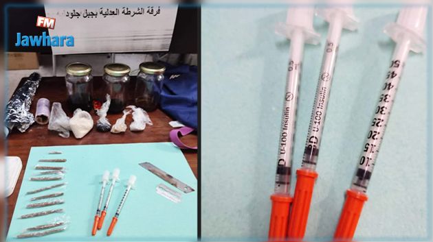 يمتهن تصنيع وترويح المواد المخدّرة..