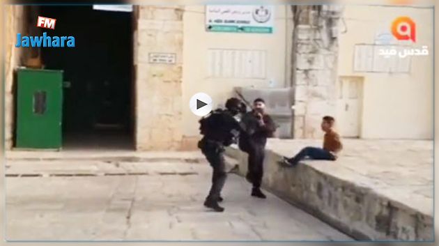 صادم.. الاعتداء على أب فلسطيني بينما كان يحاول حماية طفله بالأقصى
