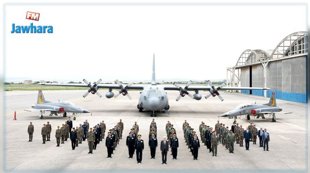 وزير الدفاع الوطني يزور القاعدة الجوية بسيدي أحمد