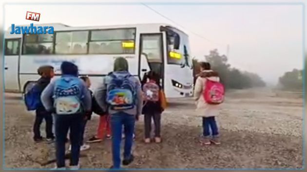 تلميذ يعتدي على زميلته بآلة حادة على متن حافلة النقل المدرسي 