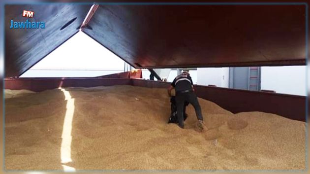 إفراغ شحنة شعير علفي من باخرة بالميناء التجاري بجرجيس