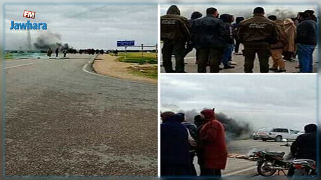 بسبب غلاء أسعار الأعلاف : محتجون يغلقون الطريق في المهدية