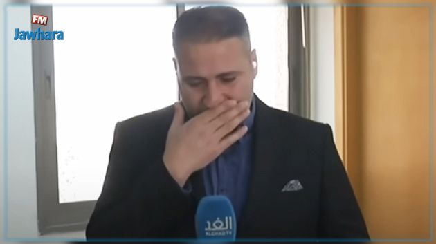 في مشهد مؤثر: الدموع تغلب صحفيا أثناء تصوير تقرير داخل مكتب الشهيدة شيرين أبو عاقلة (فيديو)