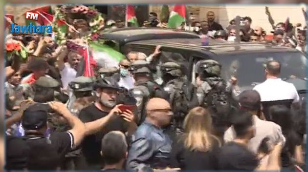 الاحتلال الاسرائيلي يقتحم السيارة التي تنقل جثمان