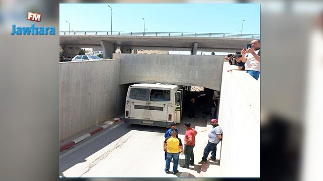 حافلة تعلق بمدخل نفق ممنوع على الحافلات والشّاحنات 