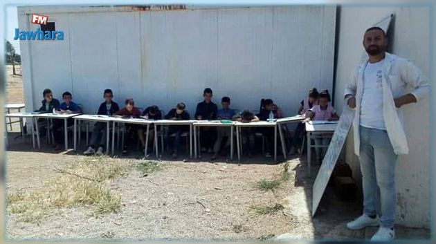 صورة صادمة.. قاعة تدريس من قصدير تتحوّل الى فرن ودعوة لتوفير خيمة لحماية الأطفال 