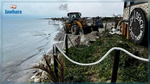 تنفيذ قرارات هدم لبناءات وأسوار غير قانونية بشواطئ غار الملح وأوتيك