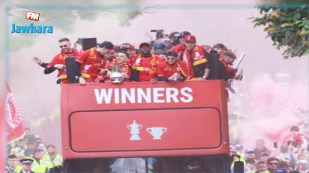 ليفربول يحتفل بكأسي إنقلترا في حافلة مكشوفة