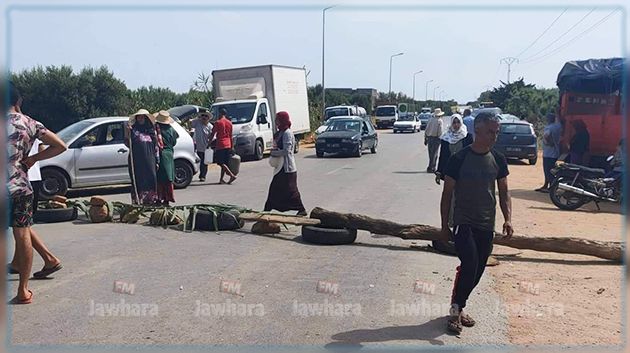 أهالي منطقة الرتيبة يغلقون الطريق احتجاجا على الانقطاع المتواصل للماء