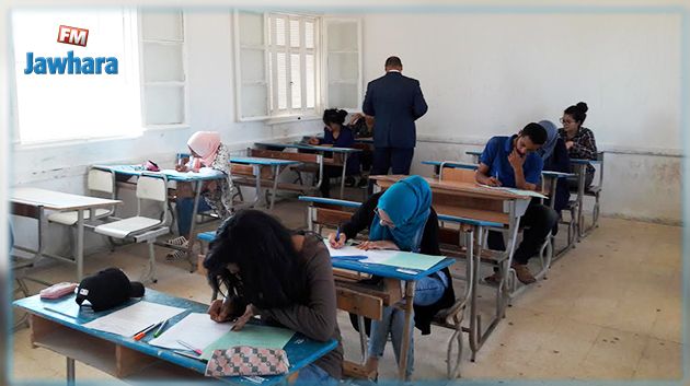 القصرين: القبض على معلّم أرسل إجابة إختبار الباكالوريا لتلميذة