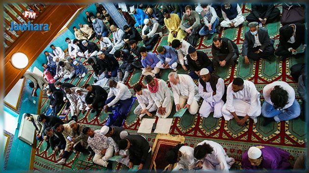 السلطات البريطانية تُقيل إمامًا بعد تظاهرات ضد فيلم عن ابنة النبي محمد ﷺ
