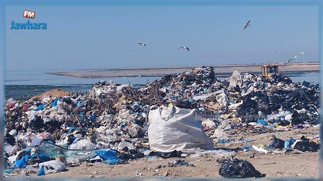 صفاقس: تجميع حوالي 2000 طن من النفايات خلال يومين بطريق الميناء (صور)