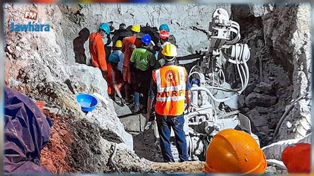 بعد 5 أيام من المعاناة: السلطات الهندية تُنقذ طفلا سقط في بئر عميقة