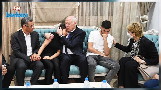 رئيس الجمهورية يؤدي واجب العزاء في وفاة زوجة وزير الداخلية (صور)