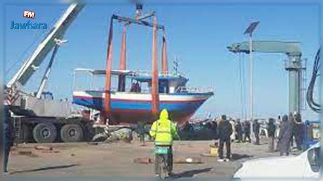 وزير الفلاحة يتعهّد بإيجاد حلّ للرافعة المُعطّبة بميناء جربة