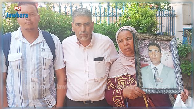 عدد من عائلات الشهداء وجرحى الثورة يطالبون بالحسم في ملفاتهم 