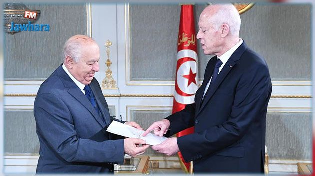 الصادق بلعيد يمدّ رئيس الجمهوريّة قيس سعيّد بمشروع الدستور