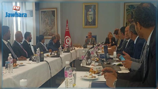 وزير السياحة يلتقي بوفد من رجال الأعمال العمانيين 