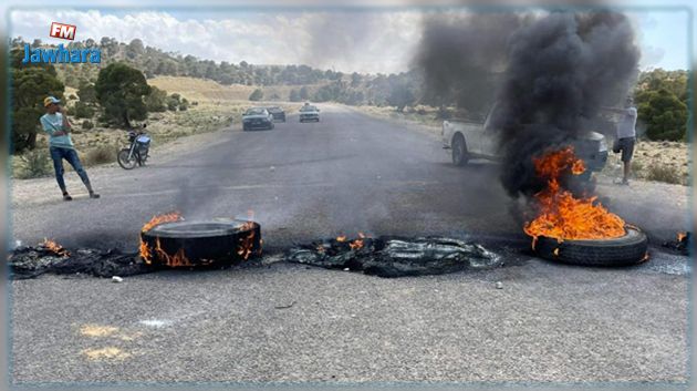القصرين: وقفة احتجاجية وغلق طريق للمطالبة بالماء