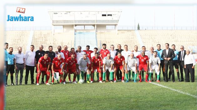 قدماء منتخبنا الوطني ينتصرون وديا على قدماء المنتخب الجزائري ( صور)