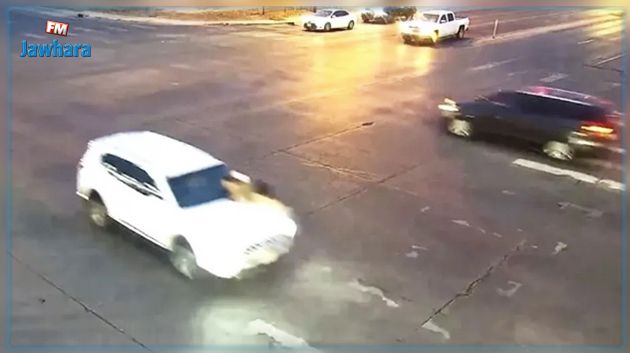 بداخلها طفليها: امرأة تتصرّف بشجاعة لإحباط سرقة سيارتها (فيديو)
