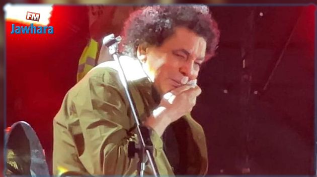 محمد منير يدخل في نوبة بكاء على المسرح (فيديو)