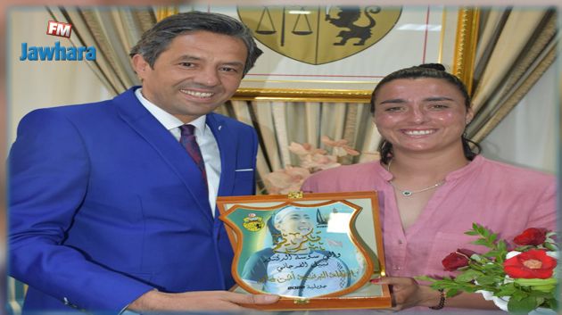 والي سوسة يكرم البطلة انس جابر (صور)