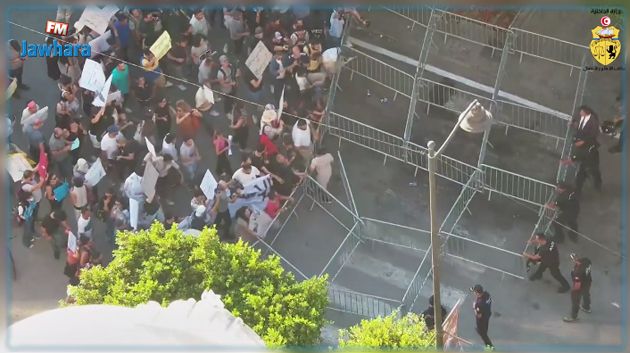 وزارة الداخلية: المحتجون تعمدوا إزالة الحواجز الحديدية والاعتداء على الوحدات الأمنية
