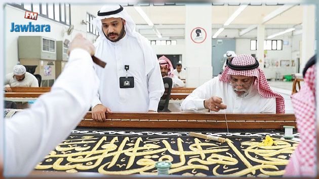 بالذهب والفضة والحرير.. السعودية تستبدل كسوة الكعبة المشرفة (صور)