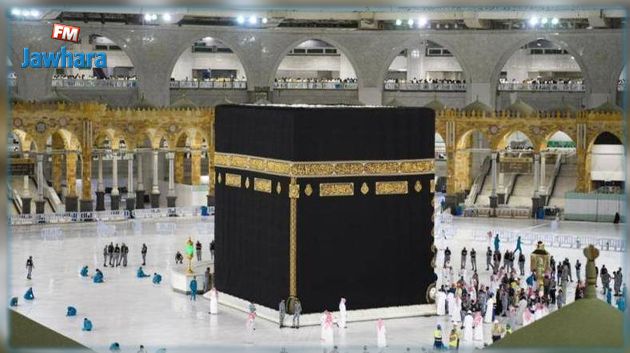 رفع الحواجز الوقائية حول الكعبة المشرّفة
