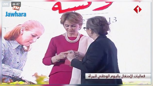 بمناسبة عيد المرأة.. نجلاء بودن تكرّم إشراف شبيل