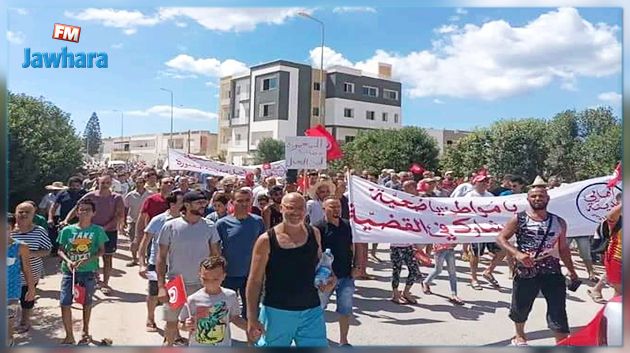 المعمورة.. غلق الطريق احتجاجا على مشروع صرف مياه الأمطار بالبحر 