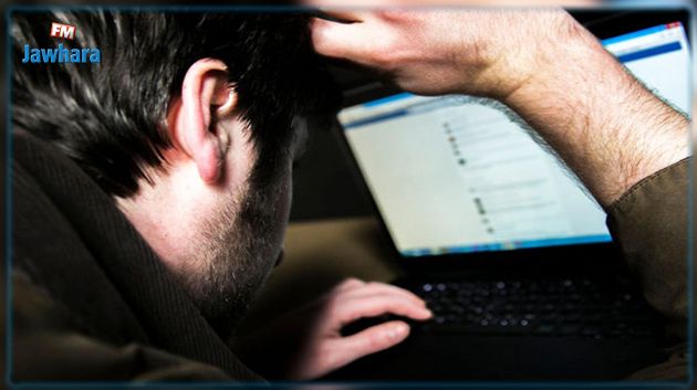 الاحتفاظ بـ3 أشقاء بتهمة الابتزاز عبر مواقع التواصل الاجتماعي 