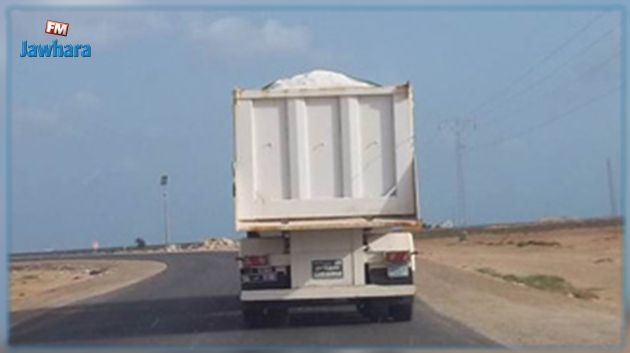 قبلي.. منع شاحنات نقل الملح من العبور 