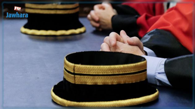 الاحتفاظ بشخص من أجل انتحال صفة قاض 