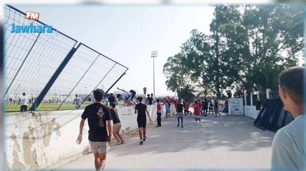 جماهير النادي الافريقي تقتحم ملعب تدريبات الفريق (صور)