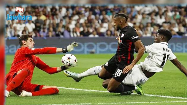 كورتوا ينتقد ارضية ملعب البرنابيو
