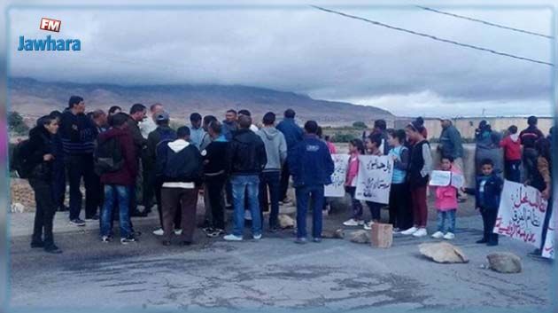 القصرين : الأولياء يغلقون الطريق بسبب توقف الدروس بمدرسة الآثار