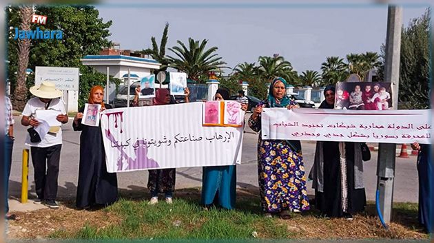 ملف التسفير: عدد من الأولياء يحتجون أمام قطب مكافحة الإرهاب