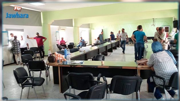 صفاقس: إعتصام مفتوح لعدد من أساتذة التعليم الثانوي بمقر مندوبية التربية 