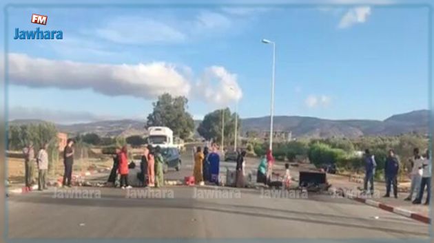  زغوان : متساكنو حي شلوف بصواف يحتجون ويغلقون الطريق