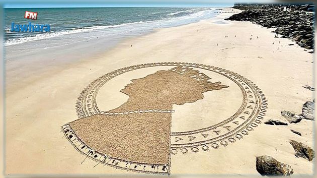 فنانة تكرّم الملكة إليزابيث برسم صورة عملاقة لها على رمال شاطىء (فيديو)